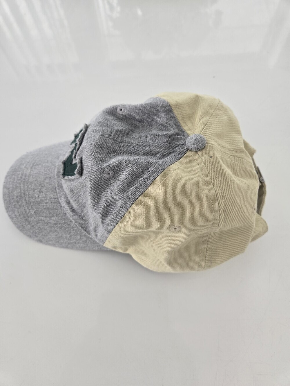 New Balance Unisex Two-Tone Gray & Cream Baseball Cap with Green 'N' Patch - Picture 3 of 10